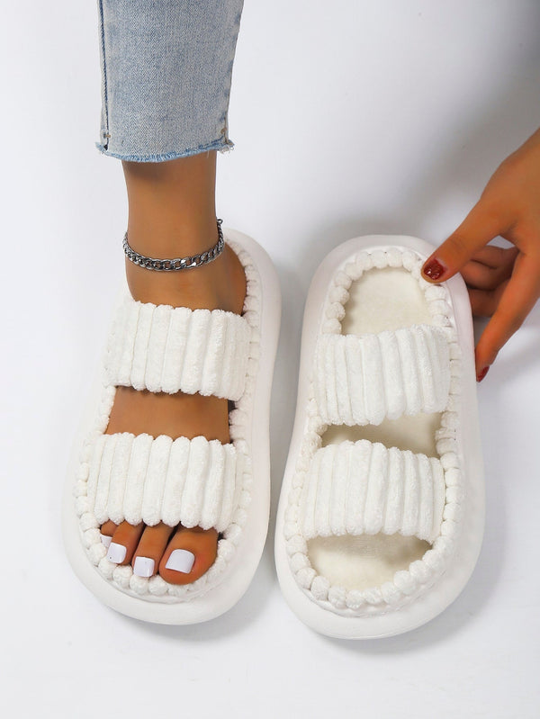 Weisse Fuzzy Hausschuhe für Damen – Schlappen zum Reinschlüpfen