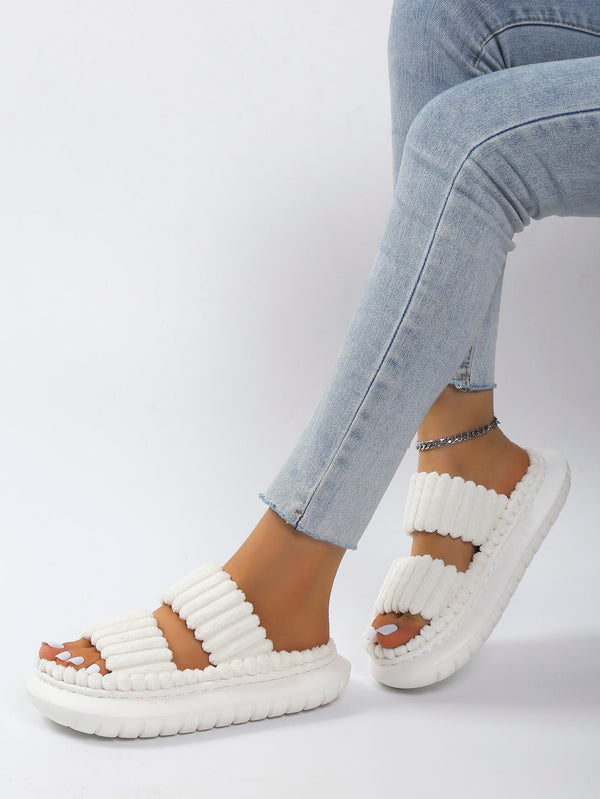 Weisse Fuzzy Hausschuhe für Damen – Schlappen zum Reinschlüpfen