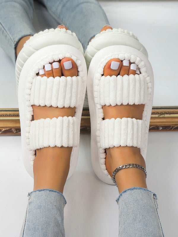 Weisse Fuzzy Hausschuhe für Damen – Schlappen zum Reinschlüpfen