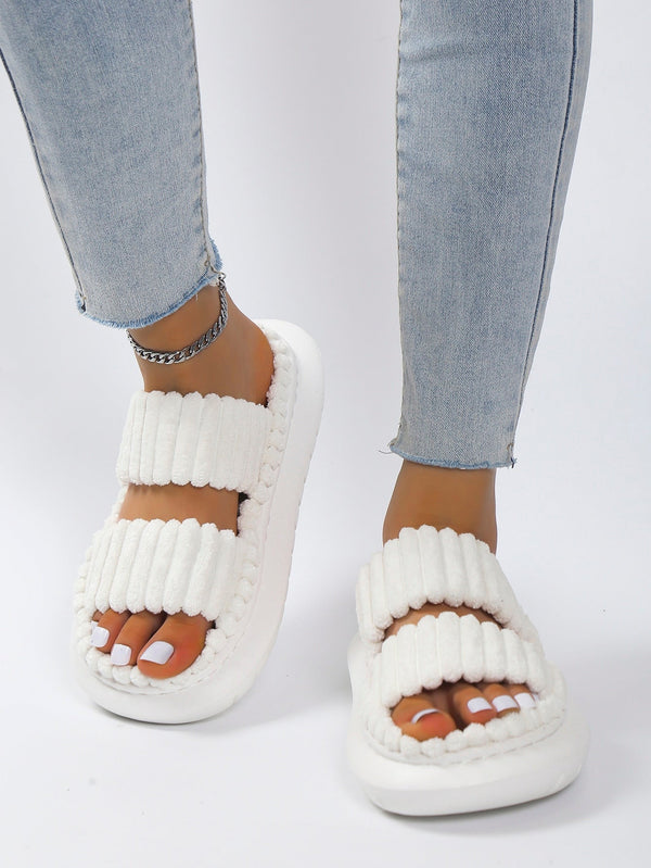 Weisse Fuzzy Hausschuhe für Damen – Schlappen zum Reinschlüpfen