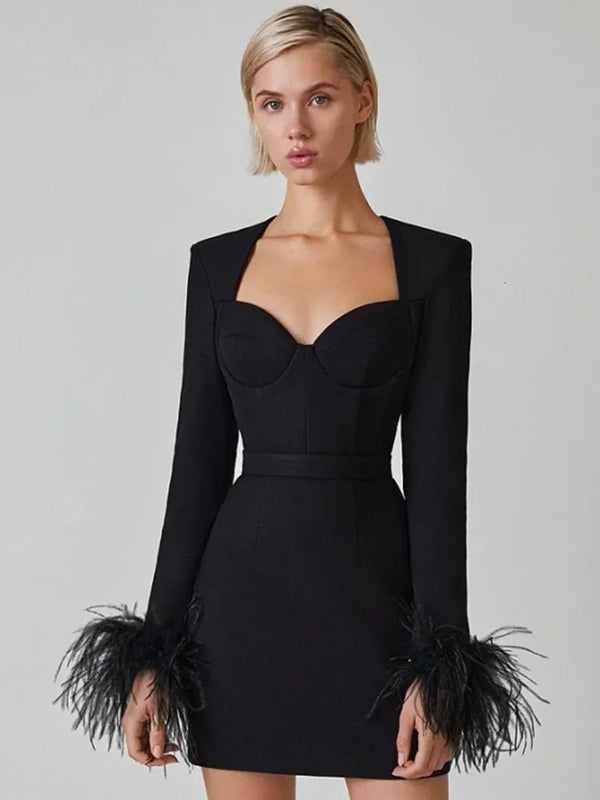 Tailorierte mini-kleid - langärmliges damenkleid mit federdetails