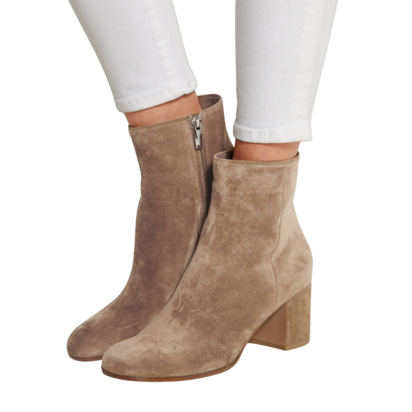 Handgefertigte beige stiefeletten für damen – stilvolle blockabsätze