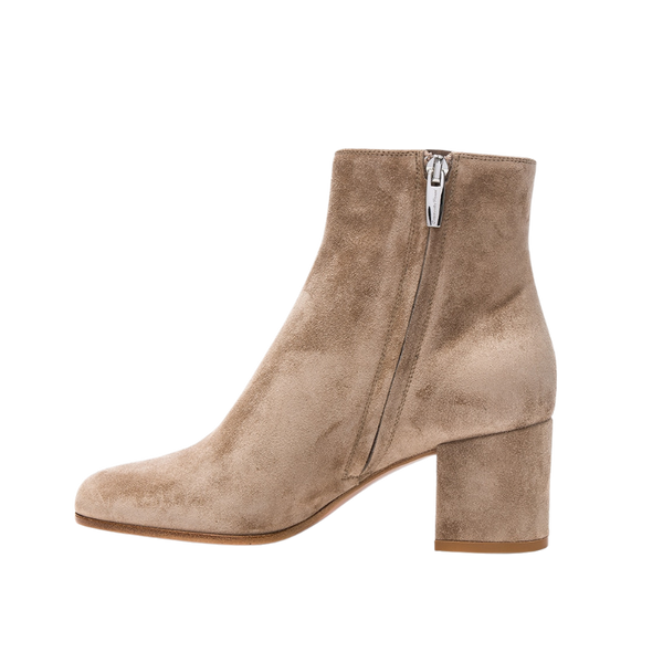 Handgefertigte beige stiefeletten für damen – stilvolle blockabsätze