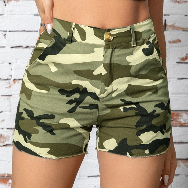 Hoch geschnittene camo shorts - trendige freizeitshorts für damen im sommer