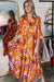 Abstrakt bedrucktes plissiertes maxikleid - leuchtendes orange für frauen