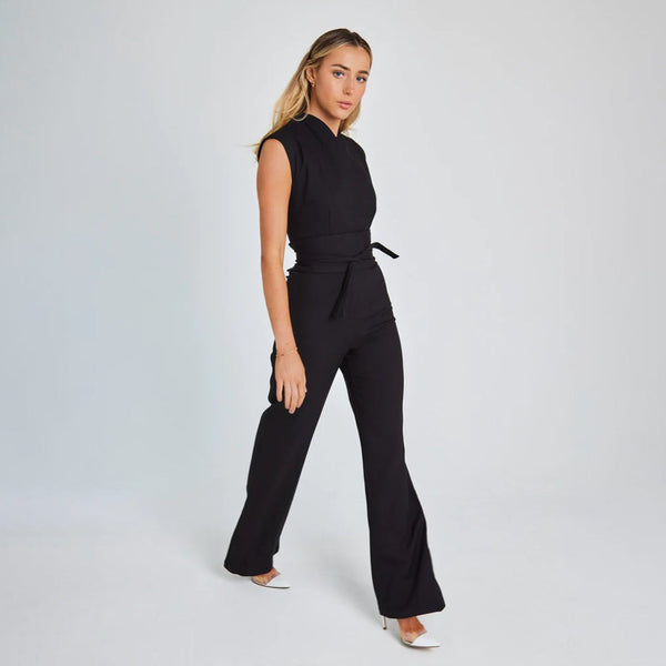 Eleganter jumpsuit - stylisches damenmodell ohne ärmel mit taillengurt