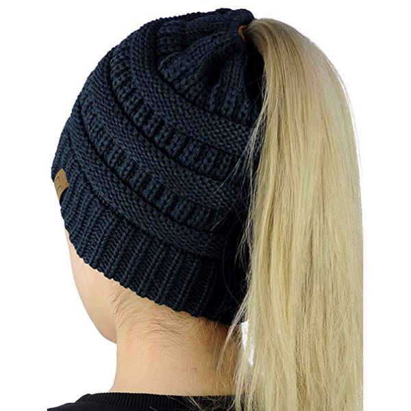 Strickmütze mit pferdeschwanzöffnung – trendiger winterbegleiter für frauen