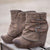Wedge stiefel - schicke schwarze faux suede stiefelette mit schnallen-detail
