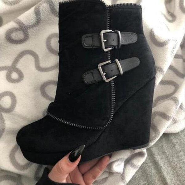 Wedge stiefel - schicke schwarze faux suede stiefelette mit schnallen-detail