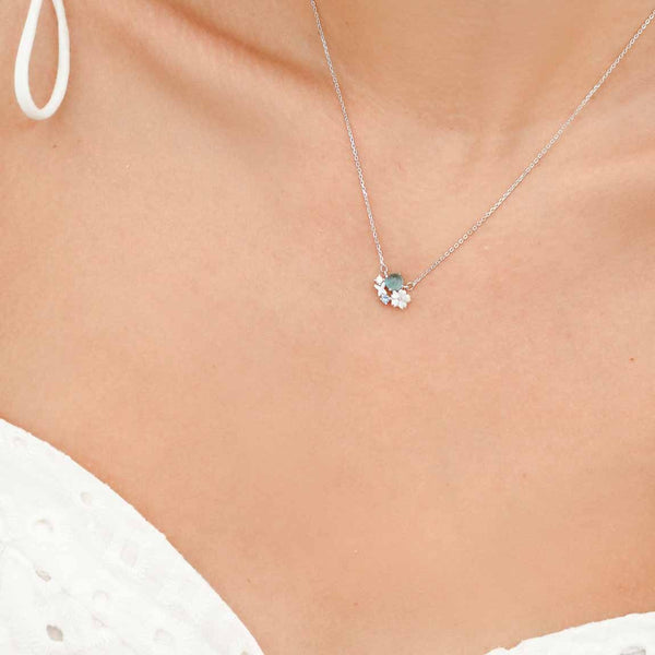 Blumen Anhängerhalskette – Stilvolle Damenkette mit blauen Akzenten