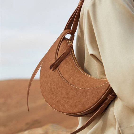Dame handtasche stilvolle umhängetasche - schicke halbmond-form in braun für den alltag