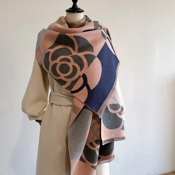 Wendbare schal für damen - stilvoll mit floralen mustern