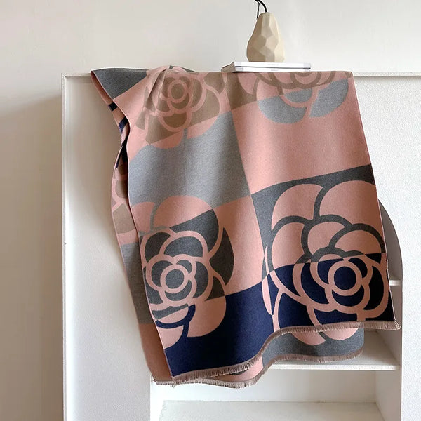 Wendbare schal für damen - stilvoll mit floralen mustern