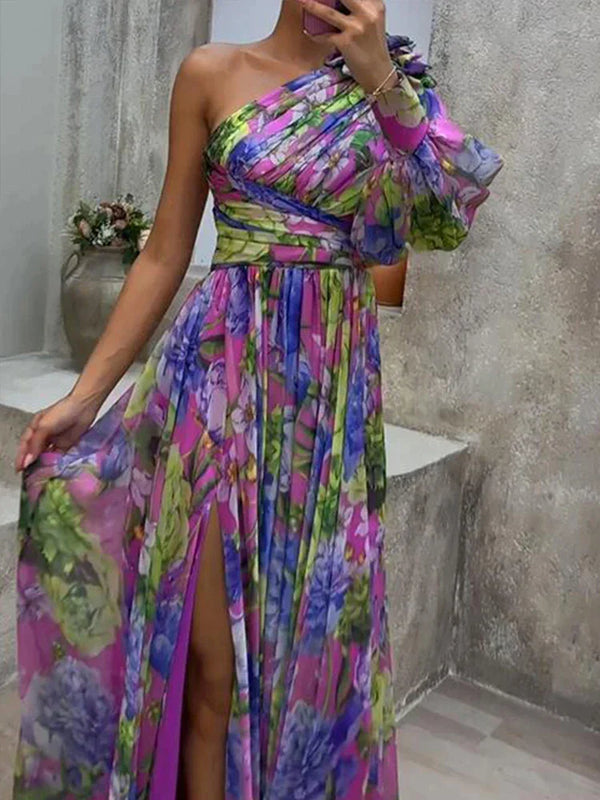 Fliederfarbiges maxikleid mit floralem druck und einem träger