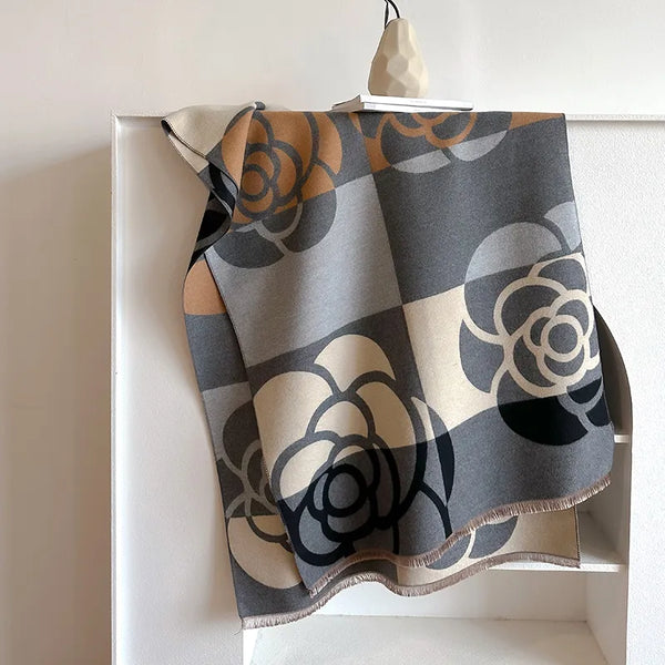 Wendbare schal für damen - stilvoll mit floralen mustern