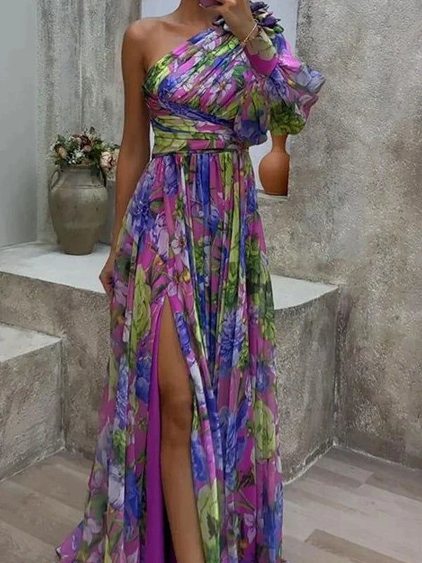 Fliederfarbiges maxikleid mit floralem druck und einem träger