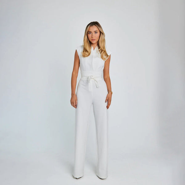 Eleganter jumpsuit - stylisches damenmodell ohne ärmel mit taillengurt