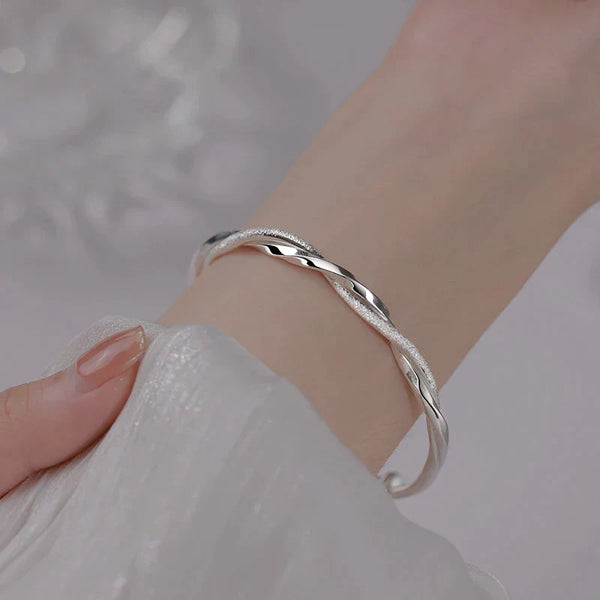 Dä silberne gewendelte armreif für frauen – elegant und leicht für lässigi und abendliche outfits