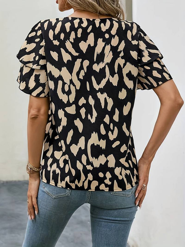 D'shirt mit leopardenmuster – kurze ärmel für lässige eleganz