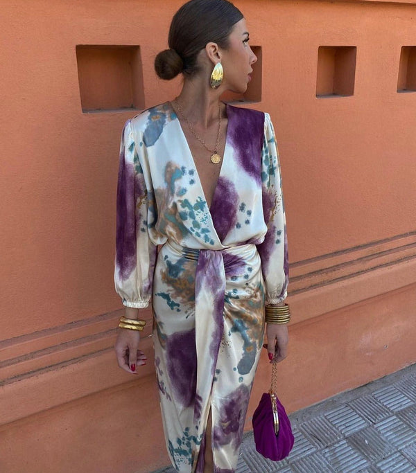 Frauen wickelkleid mit buntem druck - v-ausschnitt für einen trendigen look