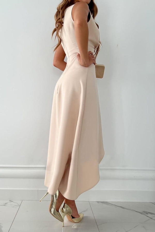 Beige v-ausschnitt wickelkleid mit schlitz - elegante abendmode für damen