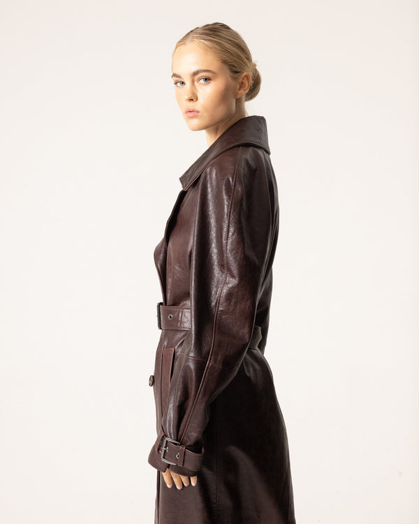 trenchcoat – bordeauxfarbener damenmantel mit gürtel