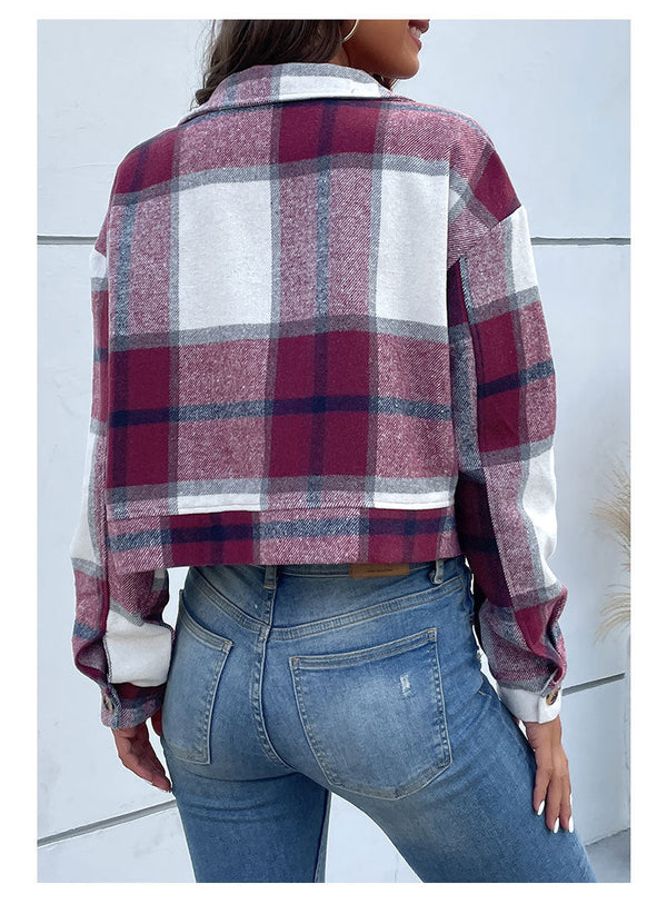 Karierte cropped damenjacke – lockere passform mit knöpfen, langen ärmeln und brusttaschen