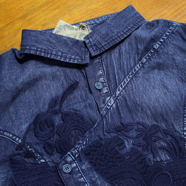 Dunkelblues midi-kleid - stilvolles jeanskleid mit gürtel für damen