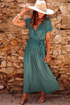 Dunkelgrünes wickel-maxi-kleid mit falten für damen