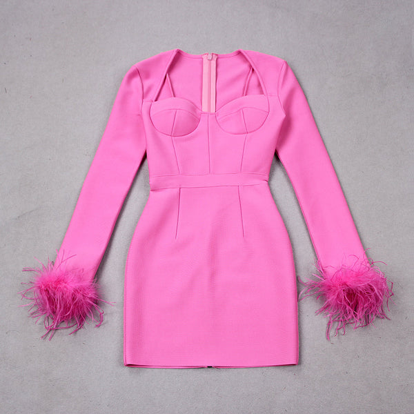 Tailorierte mini-kleid - langärmliges damenkleid mit federdetails