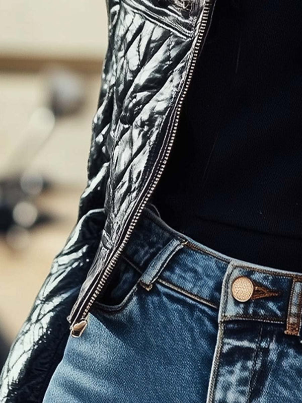 Retro gepolsterte Damenjacke - Schwarz mit kontrastierenden Details und Fellkragen