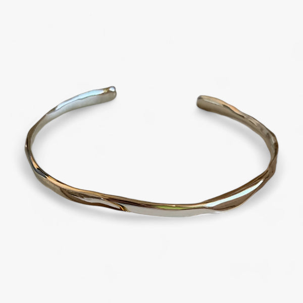 Cuff-armband - elegantes, texturiertes damen-zubehör