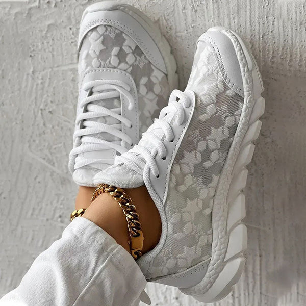 Weisse damensneaker – atmungsaktive schuhe mit besticktem design
