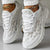 Weisse damensneaker – atmungsaktive schuhe mit besticktem design