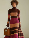 Gestreiftes strick-maxikleid - elegante frauen-strickkleidung