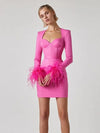 Tailorierte mini-kleid - langärmliges damenkleid mit federdetails