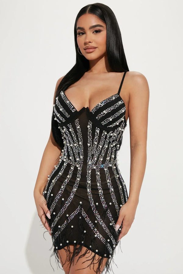 Schwarzes mini-kleid - verzierte damen-partykleidung