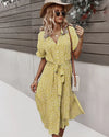 Blumiges sommerkleid - schickes midi-kleid für damen mit knopfleiste