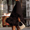 Schwarz kleid mit federbesatz - elegante cocktailmode für frauen