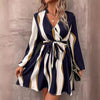 Gestreiftes wickelkleid - modisches blaues und weisses damenkleid