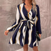 Gestreiftes wickelkleid - modisches blaues und weisses damenkleid
