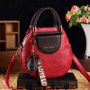 handtasche – stilvolli Damenschultertasche mit dekorativem Detail
