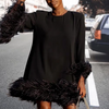Schwarz kleid mit federbesatz - elegante cocktailmode für frauen