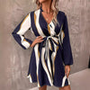 Gestreiftes wickelkleid - modisches blaues und weisses damenkleid