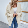 Oversized gestrickte damenjacke – lockere passform mit grossem kragen und mausärmeln