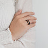 Eleganter Damenring – Schlankes, strukturiertes Band mit stilvollem Design