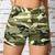 Hoch geschnittene camo shorts - trendige freizeitshorts für damen im sommer