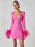 Tailorierte mini-kleid - langärmliges damenkleid mit federdetails
