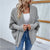 Oversized gestrickte damenjacke – lockere passform mit grossem kragen und mausärmeln