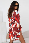 Abstrakt bedrucktes mini-kleid - moderne braune damenbluse